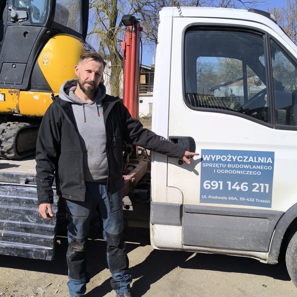 Samochód ciężarowy Iveco z dźwigiem HDS w trakcie rozładunku materiałów budowlanych u klienta w Tarnobrzegu.