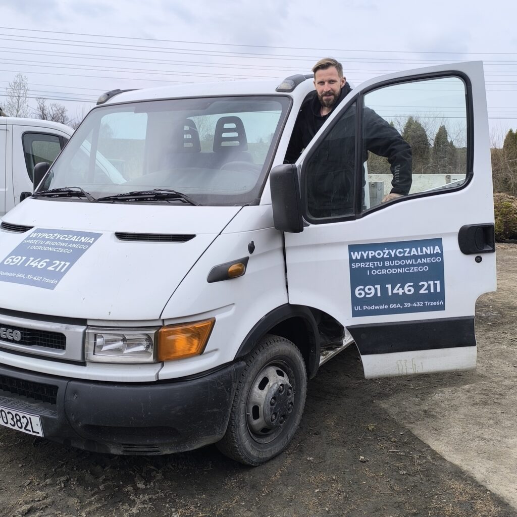 Samochód ciężarowy Iveco z dźwigiem HDS w trakcie rozładunku materiałów budowlanych u klienta w Gorzycach.