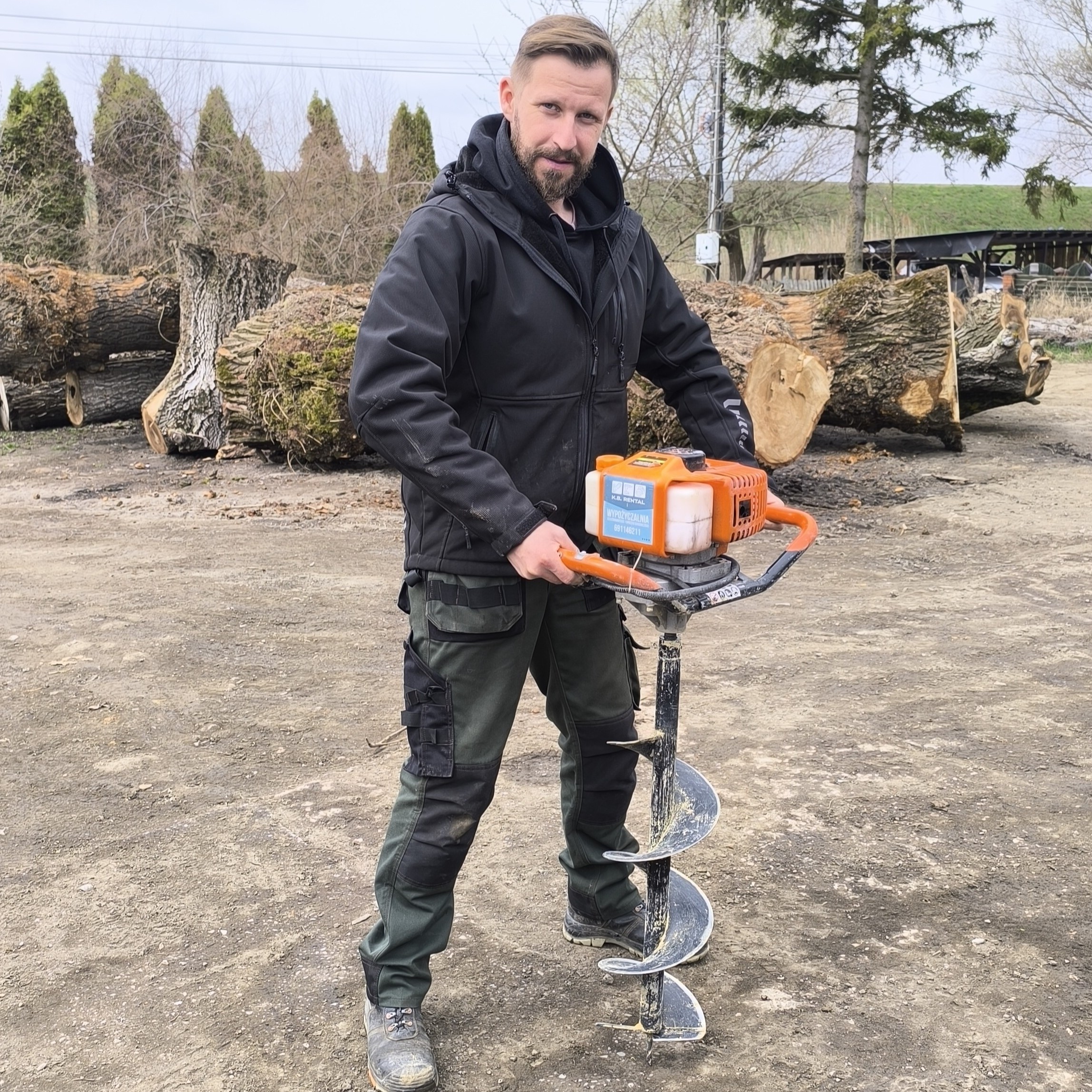 Spalinowy świder glebowy gotowy do wiercenia otworów pod ogrodzenie na posesji w Stalowej Woli.