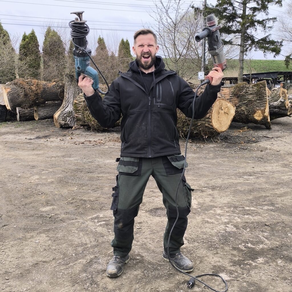 Ciężki młot wyburzeniowy przygotowany do kucia posadzki na budowie w Sandomierzu.