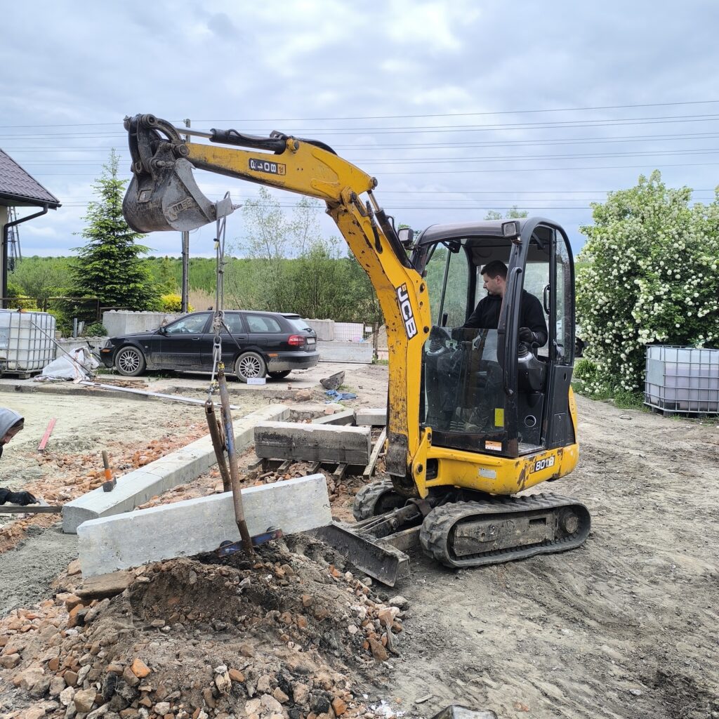 Minikoparka jcb podczas pracy w Sandomierzu